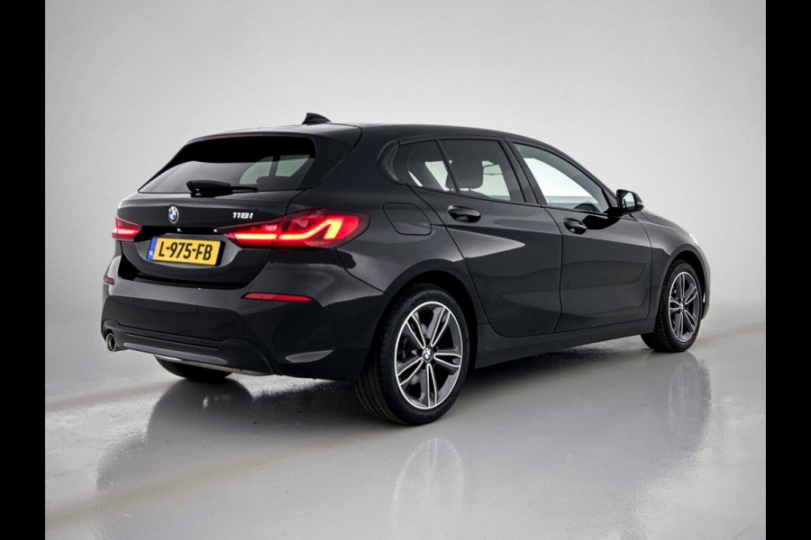 BMW 1-serie 118i High Executive (1e Eig, NL-auto, Dealer onderhoud, Navi Pro, PDC V+A, Cruise controle, Etc)