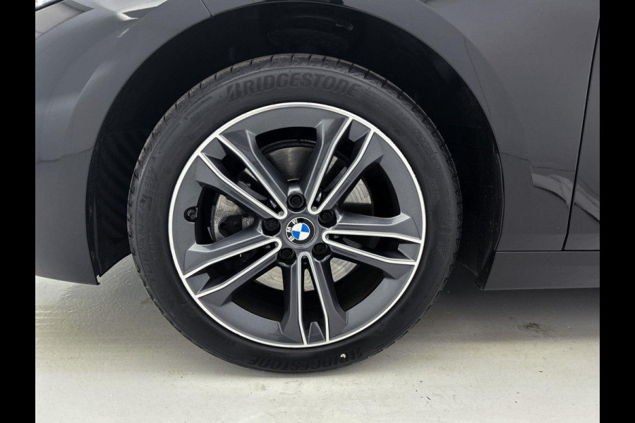 BMW 1-serie 118i High Executive (1e Eig, NL-auto, Dealer onderhoud, Navi Pro, PDC V+A, Cruise controle, Etc)