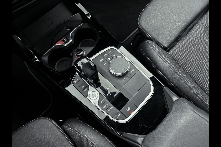 BMW 1-serie 118i High Executive (1e Eig, NL-auto, Dealer onderhoud, Navi Pro, PDC V+A, Cruise controle, Etc)