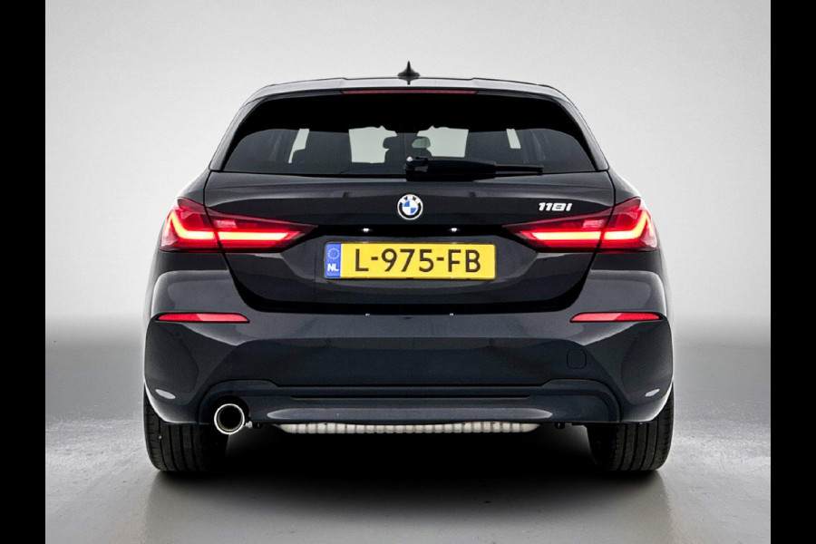 BMW 1-serie 118i High Executive (1e Eig, NL-auto, Dealer onderhoud, Navi Pro, PDC V+A, Cruise controle, Etc)