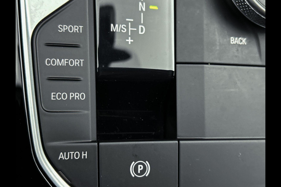 BMW 1-serie 118i High Executive (1e Eig, NL-auto, Dealer onderhoud, Navi Pro, PDC V+A, Cruise controle, Etc)