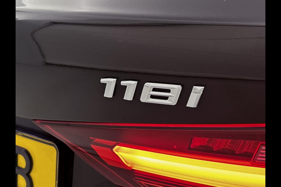 BMW 1-serie 118i High Executive (1e Eig, NL-auto, Dealer onderhoud, Navi Pro, PDC V+A, Cruise controle, Etc)