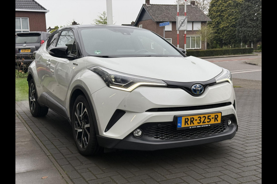 Toyota C-HR 1.8 Hybrid Bi-Tone Plus | Trekhaak, Dodehoekherkenning, Stoel + Stuurverwarming, Parkeersensoren, Navigatie, Keyless, 18inch