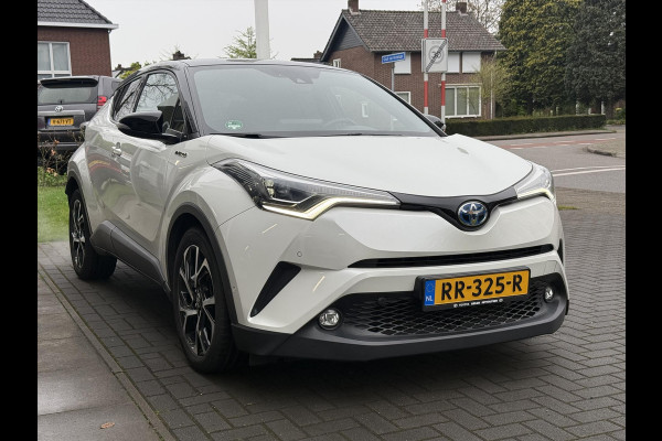 Toyota C-HR 1.8 Hybrid Bi-Tone Plus | Trekhaak, Dodehoekherkenning, Stoel + Stuurverwarming, Parkeersensoren, Navigatie, Keyless, 18inch