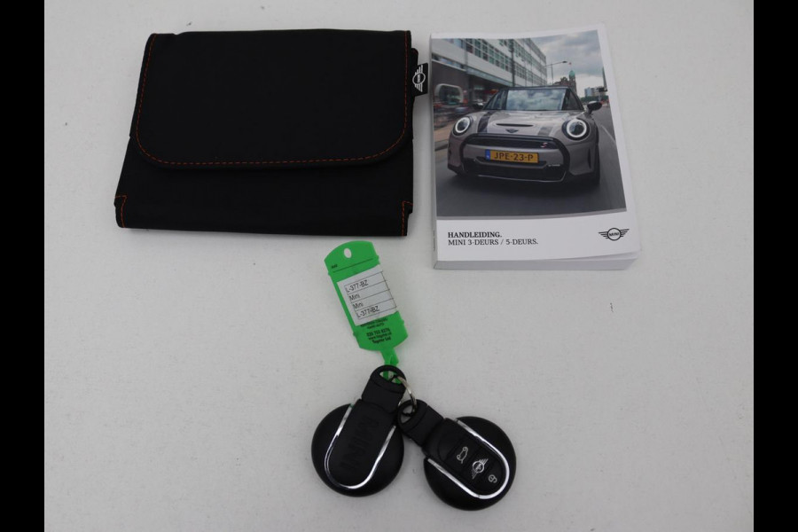 MINI Cooper S 2.0 John Cooper Works | Panoramadak | Stoelverwarming | Camera | Carplay | Full LED | Leder | Harman/Kardon | Climate control | Cruise control