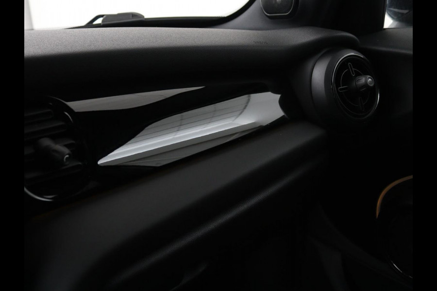 MINI Cooper S 2.0 John Cooper Works | Panoramadak | Stoelverwarming | Camera | Carplay | Full LED | Leder | Harman/Kardon | Climate control | Cruise control