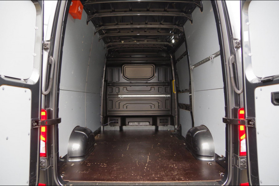 Volkswagen Crafter 35 2.0 TDI L3H3 HIGHLINE 140PK AUT. TREKHAAK, CAMERA, NAVI, CRUISE, AIRCO, NL AUTO, NAP