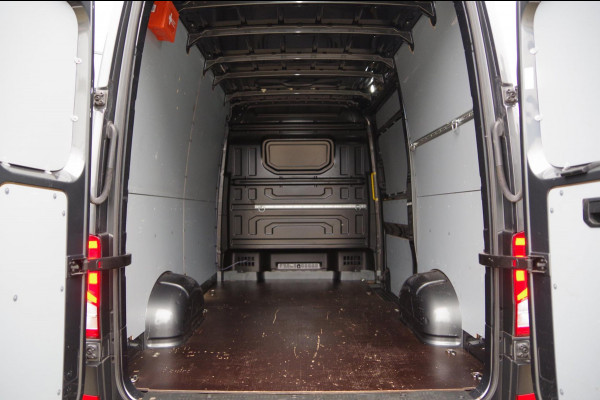 Volkswagen Crafter 35 2.0 TDI L3H3 HIGHLINE 140PK AUT. TREKHAAK, CAMERA, NAVI, CRUISE, AIRCO, NL AUTO, NAP