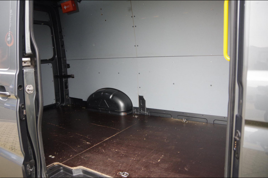 Volkswagen Crafter 35 2.0 TDI L3H3 HIGHLINE 140PK AUT. TREKHAAK, CAMERA, NAVI, CRUISE, AIRCO, NL AUTO, NAP