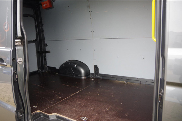 Volkswagen Crafter 35 2.0 TDI L3H3 HIGHLINE 140PK AUT. TREKHAAK, CAMERA, NAVI, CRUISE, AIRCO, NL AUTO, NAP