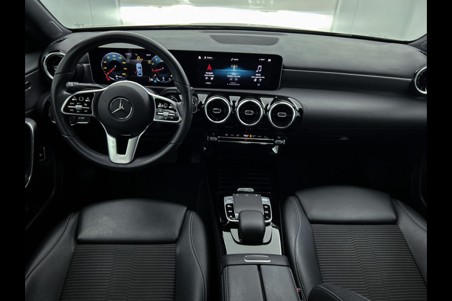 Mercedes-Benz A-Klasse 180 Advantage Lichtmetalen velgen | wide screen | navigatie | parking support met Camera achter | Inclusief 24 maanden Mercedes-Benz Certified garantie voor Europa.