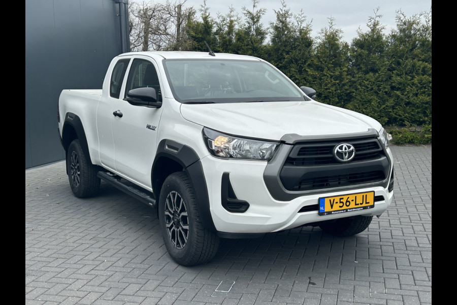 Toyota Hilux 2.4 D-4D XTRA CAB / 3.5 TONS TREKHAAK / !! NIEUW !! BPM VRIJ / TREPLANKEN // 4x4 / AIRCO / CRUISE / 3.500 KG TREKGEWICHT