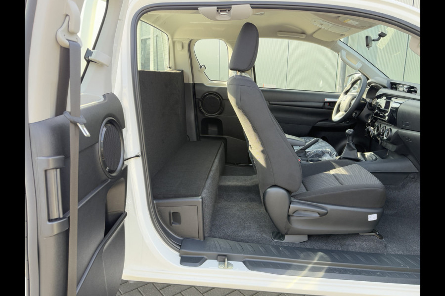 Toyota Hilux 2.4 D-4D XTRA CAB / 3.5 TONS TREKHAAK / !! NIEUW !! BPM VRIJ / TREPLANKEN // 4x4 / AIRCO / CRUISE / 3.500 KG TREKGEWICHT