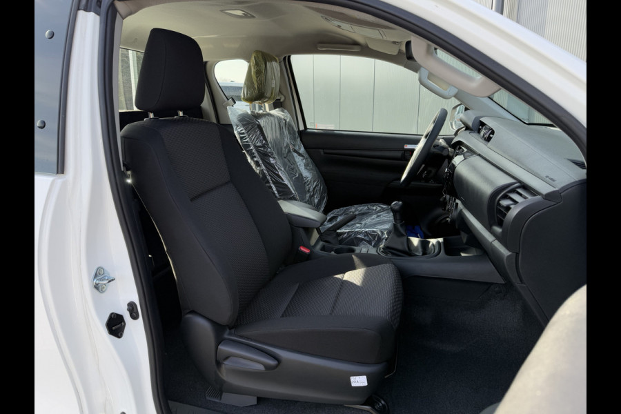 Toyota Hilux 2.4 D-4D XTRA CAB / 3.5 TONS TREKHAAK / !! NIEUW !! BPM VRIJ / TREPLANKEN // 4x4 / AIRCO / CRUISE / 3.500 KG TREKGEWICHT