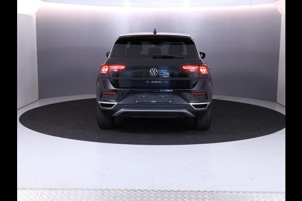Volkswagen T-Roc 1.5 TSI Sport 150 pk Automaat (DSG) | Autom. airco | Parkeersensoren | Lichtmetalen velgen 18" | Extra getint glas |