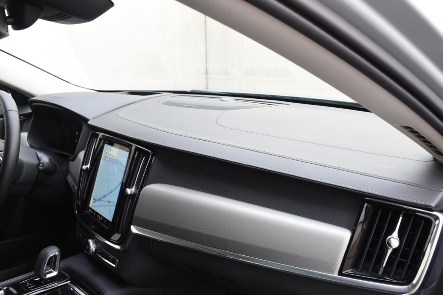 Volvo V90 T6 350PK Automaat Plug-in hybrid AWD Ultra Dark / Panoramadak / 360 camera / Head-up display / Trekhaak