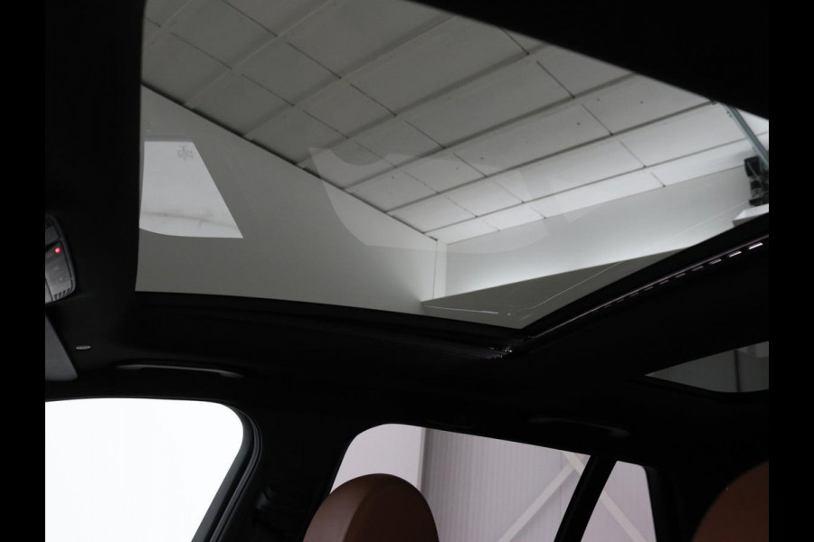 Mercedes-Benz C-Klasse 300e AMG | Panoramadak | Leder | Adaptive cruise | Stoelverwarming | Matrix LED | 360 camera | Carplay | Navigatie | Park Assist