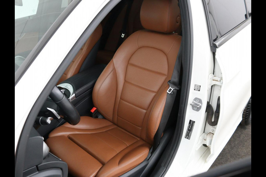 Mercedes-Benz C-Klasse 300e AMG | Panoramadak | Leder | Adaptive cruise | Stoelverwarming | Matrix LED | 360 camera | Carplay | Navigatie | Park Assist