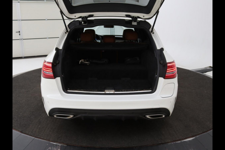 Mercedes-Benz C-Klasse 300e AMG | Panoramadak | Leder | Adaptive cruise | Stoelverwarming | Matrix LED | 360 camera | Carplay | Navigatie | Park Assist