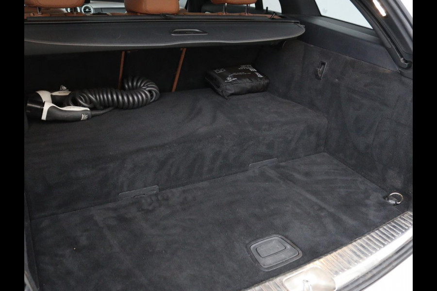 Mercedes-Benz C-Klasse 300e AMG | Panoramadak | Leder | Adaptive cruise | Stoelverwarming | Matrix LED | 360 camera | Carplay | Navigatie | Park Assist
