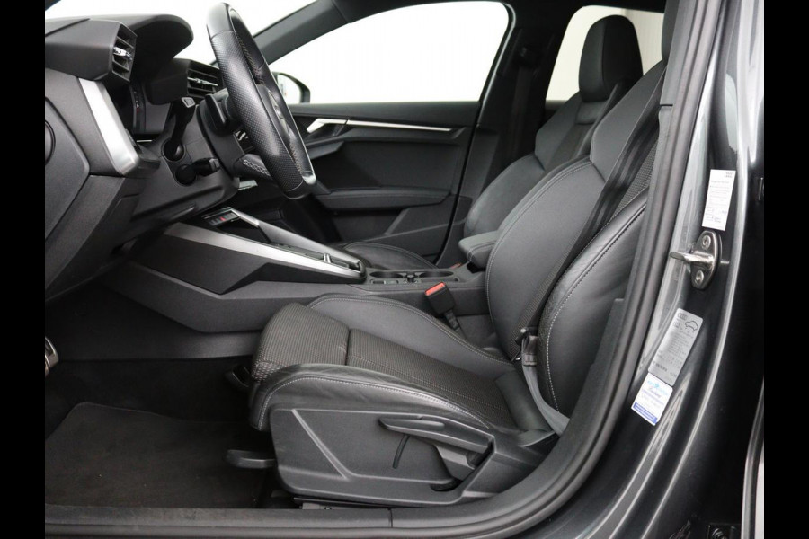 Audi A3 30 TFSI S edition | Carplay | Trekhaak | Sportstoelen | Navigatie | Virtual Cockpit | Half leder | Full LED | Climate control | Cruise control | Getint glas