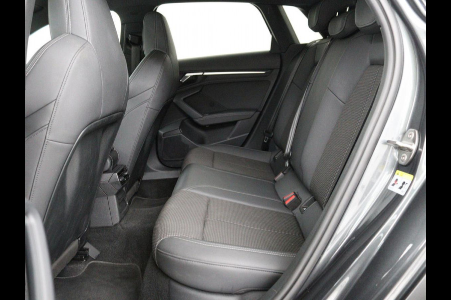 Audi A3 30 TFSI S edition | Carplay | Trekhaak | Sportstoelen | Navigatie | Virtual Cockpit | Half leder | Full LED | Climate control | Cruise control | Getint glas