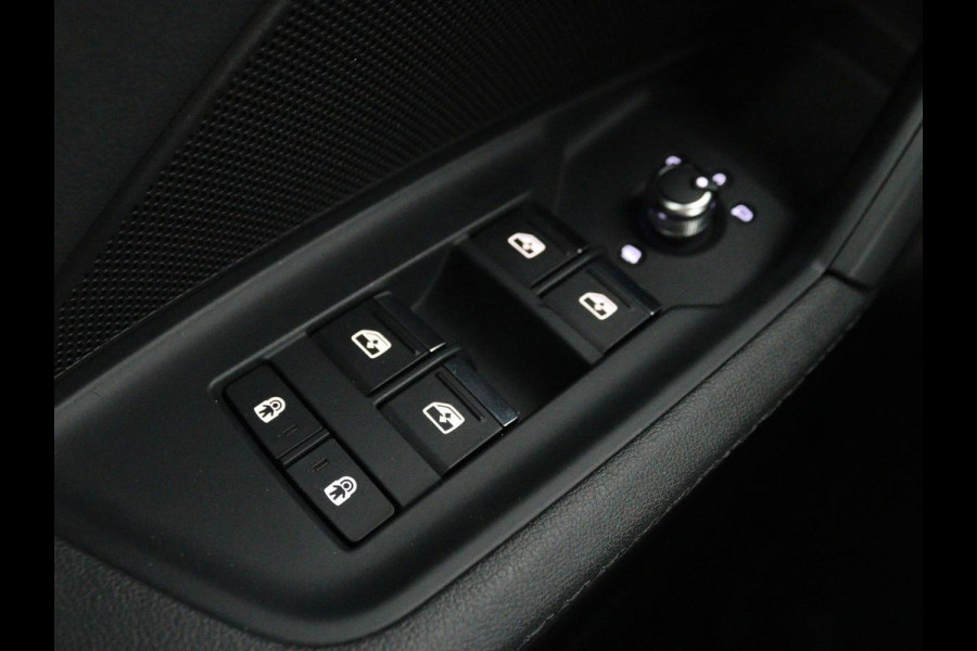 Audi A3 30 TFSI S edition | Carplay | Trekhaak | Sportstoelen | Navigatie | Virtual Cockpit | Half leder | Full LED | Climate control | Cruise control | Getint glas