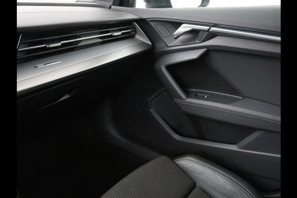 Audi A3 30 TFSI S edition | Carplay | Trekhaak | Sportstoelen | Navigatie | Virtual Cockpit | Half leder | Full LED | Climate control | Cruise control | Getint glas