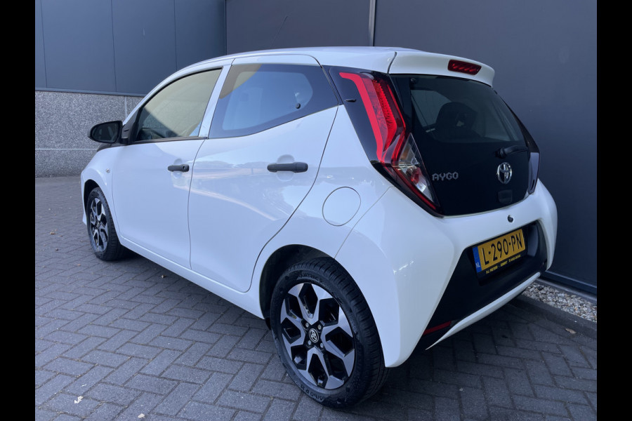 Toyota Aygo 1.0 VVT-i x-fun Airco - Bluetooth - Cruise control - MF stuurwiel - Licht metalen velgen - Centrale deurvergrendeling