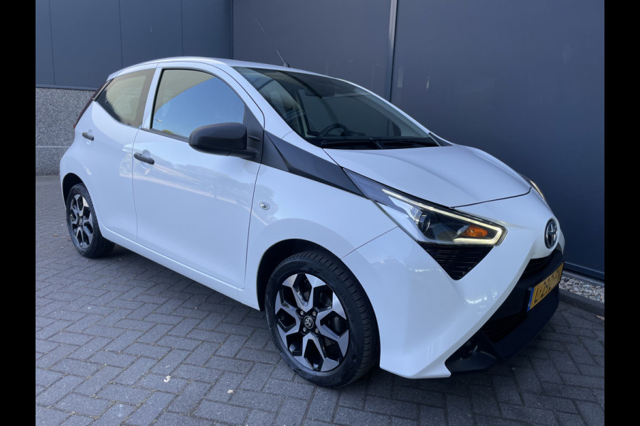 Toyota Aygo 1.0 VVT-i x-fun Airco - Bluetooth - Cruise control - MF stuurwiel - Licht metalen velgen - Centrale deurvergrendeling