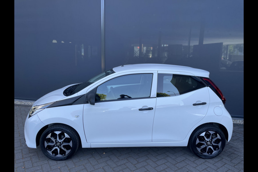 Toyota Aygo 1.0 VVT-i x-fun Airco - Bluetooth - Cruise control - MF stuurwiel - Licht metalen velgen - Centrale deurvergrendeling