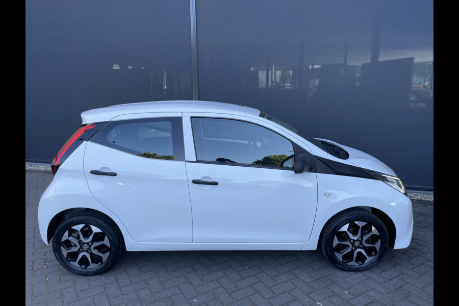Toyota Aygo 1.0 VVT-i x-fun Airco - Bluetooth - Cruise control - MF stuurwiel - Licht metalen velgen - Centrale deurvergrendeling