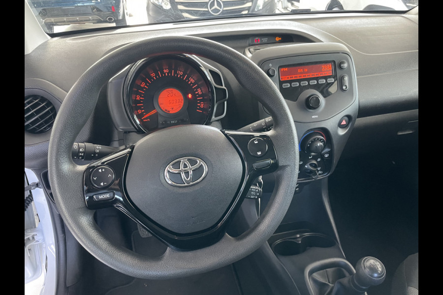 Toyota Aygo 1.0 VVT-i x-fun Airco - Bluetooth - Cruise control - MF stuurwiel - Licht metalen velgen - Centrale deurvergrendeling