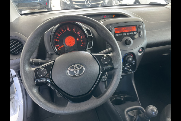 Toyota Aygo 1.0 VVT-i x-fun Airco - Bluetooth - Cruise control - MF stuurwiel - Licht metalen velgen - Centrale deurvergrendeling