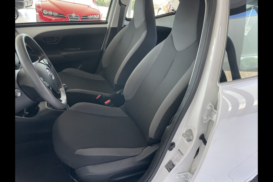 Toyota Aygo 1.0 VVT-i x-fun Airco - Bluetooth - Cruise control - MF stuurwiel - Licht metalen velgen - Centrale deurvergrendeling