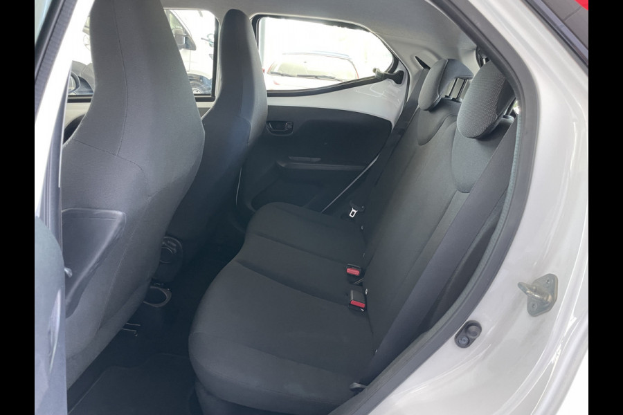 Toyota Aygo 1.0 VVT-i x-fun Airco - Bluetooth - Cruise control - MF stuurwiel - Licht metalen velgen - Centrale deurvergrendeling