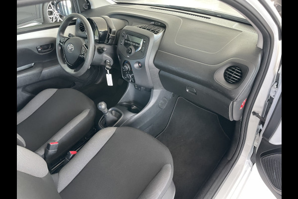 Toyota Aygo 1.0 VVT-i x-fun Airco - Bluetooth - Cruise control - MF stuurwiel - Licht metalen velgen - Centrale deurvergrendeling