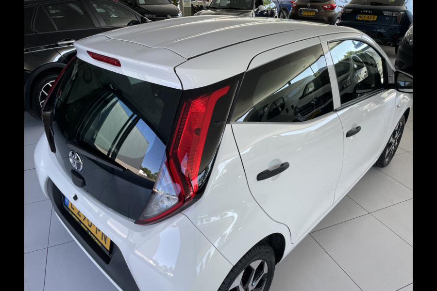 Toyota Aygo 1.0 VVT-i x-fun Airco - Bluetooth - Cruise control - MF stuurwiel - Licht metalen velgen - Centrale deurvergrendeling