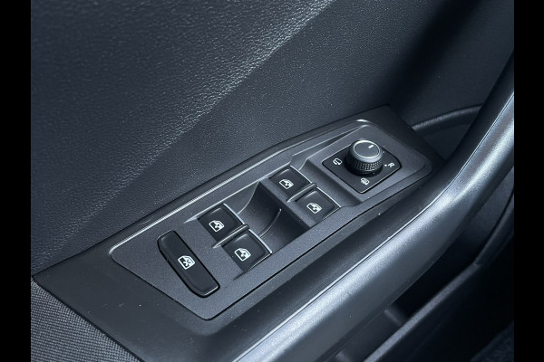 Volkswagen T-Roc 1.5 TSI Sport | LED | Trekhaak | Carplay | Navi | Camera | PDC