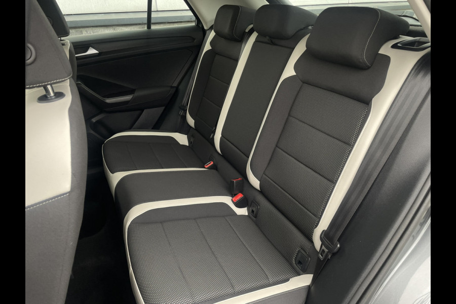 Volkswagen T-Roc 1.5 TSI Sport | LED | Trekhaak | Carplay | Navi | Camera | PDC
