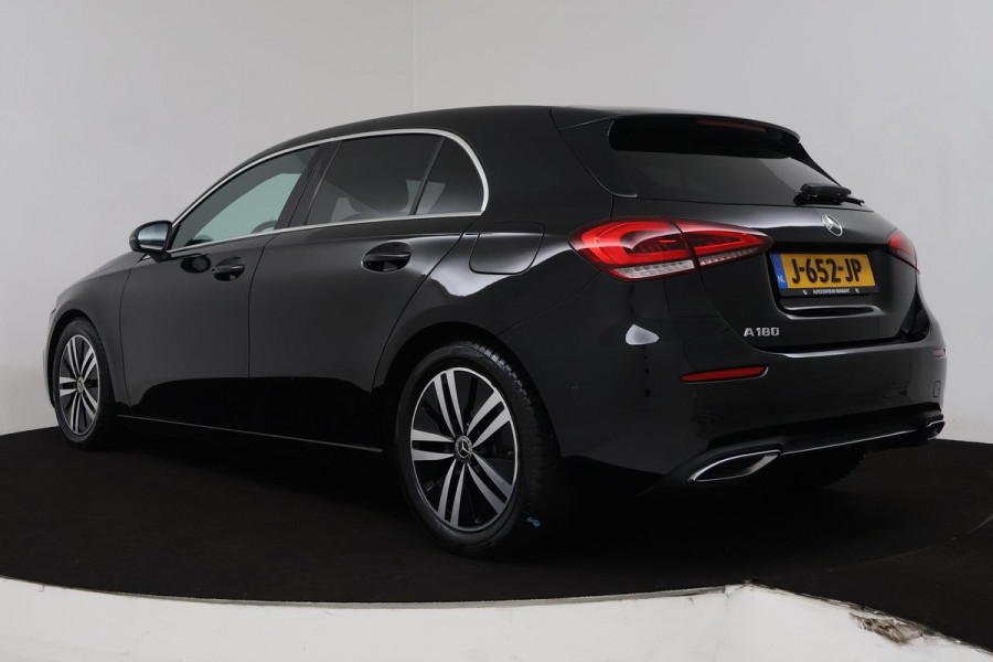 Mercedes-Benz A-Klasse 180 Business Solution Luxury (SFEERVERLICHTING, STOELVERWARMING, 1e EIGENAAR, ACHTERUITRIJCAMERA)