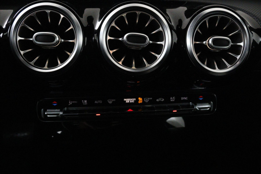 Mercedes-Benz A-Klasse 180 Business Solution Luxury (SFEERVERLICHTING, STOELVERWARMING, 1e EIGENAAR, ACHTERUITRIJCAMERA)