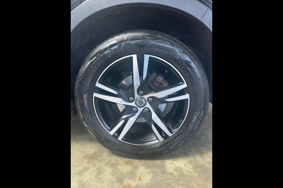 Volvo XC40 2.0 B4 R-Design Pano| Blis|Keyless|R-Camera|Full