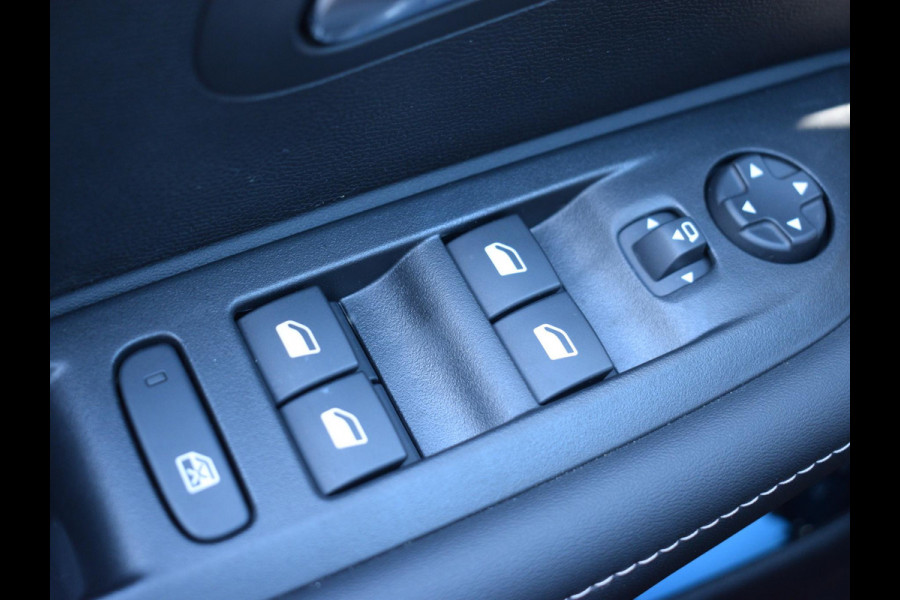 Peugeot e-208 EV Allure 51 kWh 3 FASE | ACHTERUITRIJCAMERA MET SENSOREN | NAVIGATIE & CARPLAY | E.C.C. |