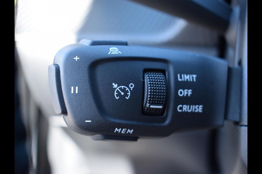 Peugeot e-208 EV Allure 51 kWh 3 FASE | ACHTERUITRIJCAMERA MET SENSOREN | NAVIGATIE & CARPLAY | E.C.C. |