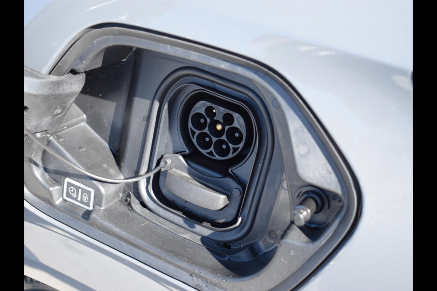 Peugeot e-208 EV Allure 51 kWh 3 FASE | ACHTERUITRIJCAMERA MET SENSOREN | NAVIGATIE & CARPLAY | E.C.C. |