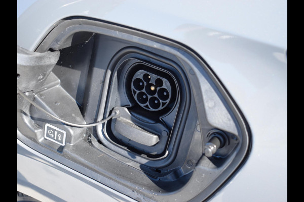 Peugeot e-208 EV Allure 51 kWh 3 FASE | ACHTERUITRIJCAMERA MET SENSOREN | NAVIGATIE & CARPLAY | E.C.C. |