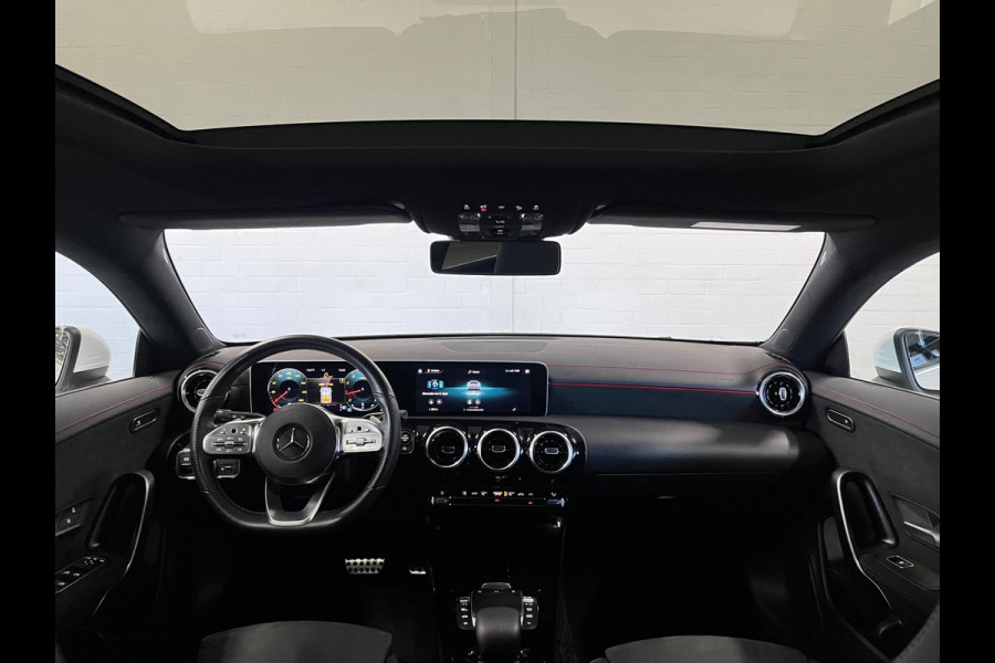 Mercedes-Benz CLA-Klasse Shooting Brake 180 AMG Open dak | Leder/Alcantara | Trekhaak | Stoelverwarming | Cruise & Climate c.