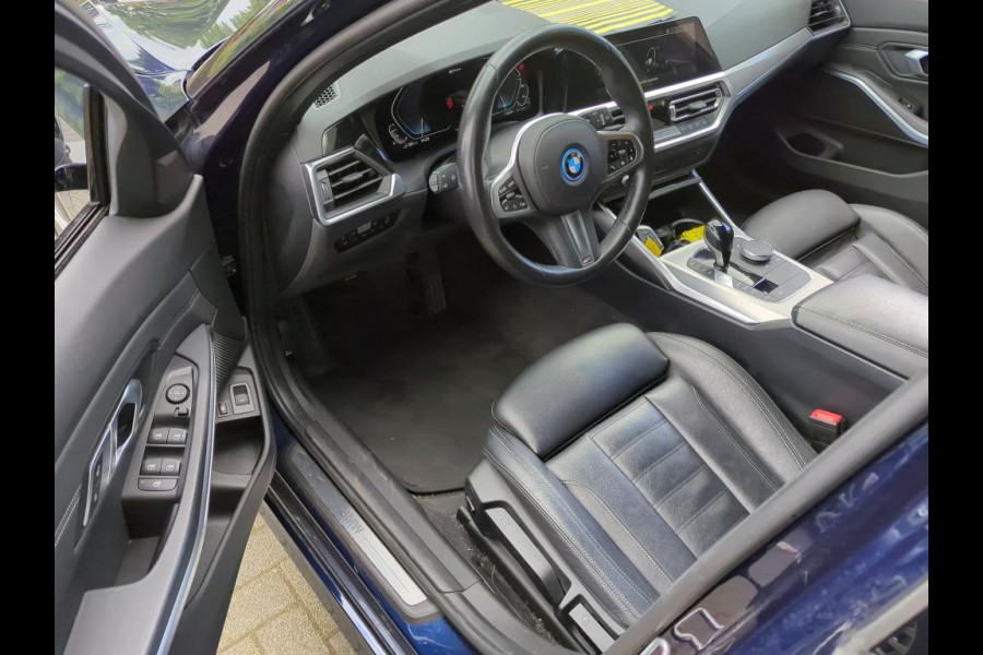 BMW 3 Serie Touring 320e Business Edition Plus NL AUTO | LEDER | STOELVERW | CARPLAY |