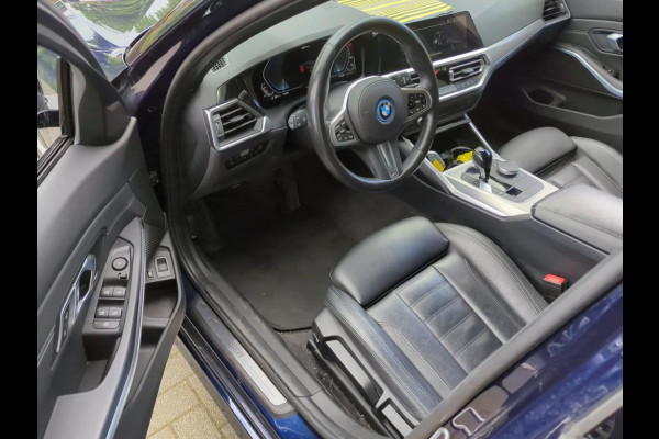 BMW 3 Serie Touring 320e Business Edition Plus NL AUTO | LEDER | STOELVERW | CARPLAY |